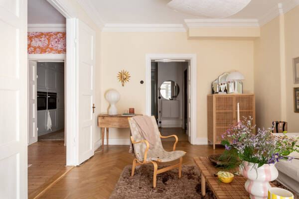 Песочные тона, кирпичная стена и обои: квартира в Гетеборге (91 кв. м) Песочные тона, кирпичная стена и обои: квартира в Гетеборге (91 кв. м)