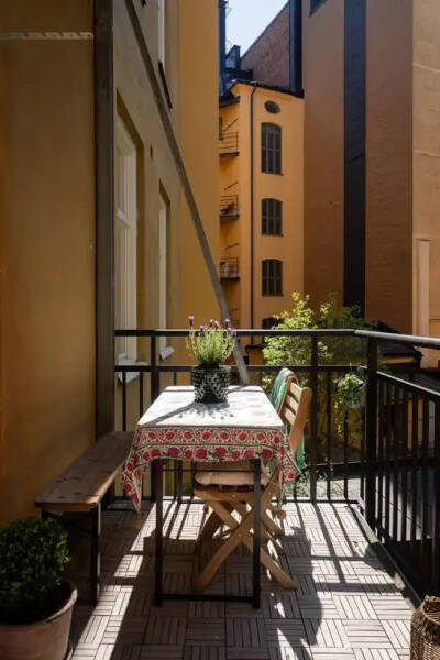 Интерьер не для всех: синяя квартира с красными дверями в Стокгольме (67 кв. м) Интерьер не для всех: синяя квартира с красными дверями в Стокгольме (67 кв. м)