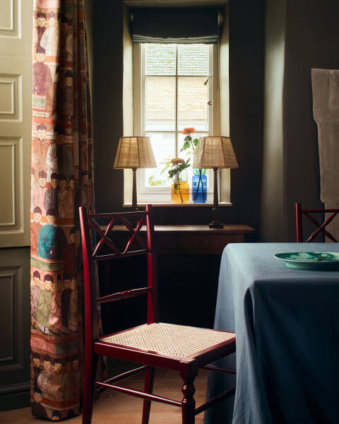 Старинный английский коттедж 18 века с предметами искусства в декоре Старинный английский коттедж 18 века с предметами искусства в декоре