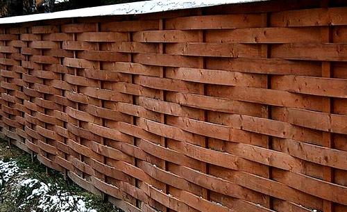 Как сделать плетеный забор из досок Как сделать плетеный забор из досок