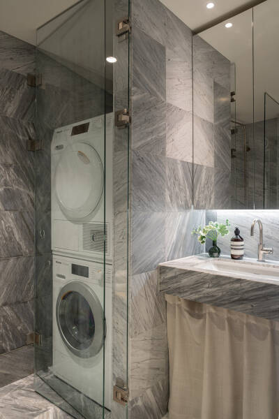 Компактная двухуровневая мансарда в центре Стокгольма (34 кв. м) Компактная двухуровневая мансарда в центре Стокгольма (34 кв. м)