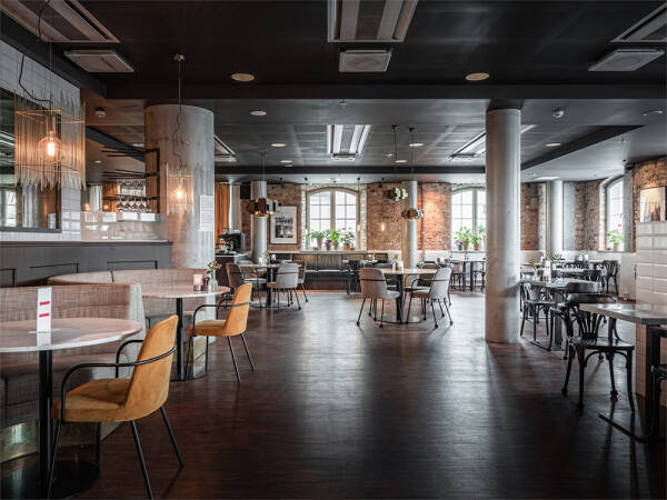 Черно-белая квартира в уникальном промышленном здании на набережной в Стокгольме