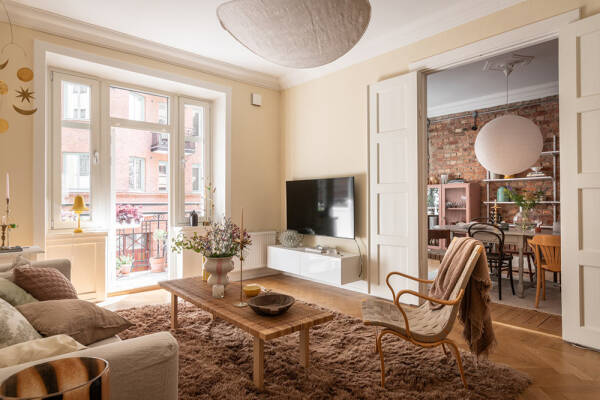 Песочные тона, кирпичная стена и обои: квартира в Гетеборге (91 кв. м) Песочные тона, кирпичная стена и обои: квартира в Гетеборге (91 кв. м)