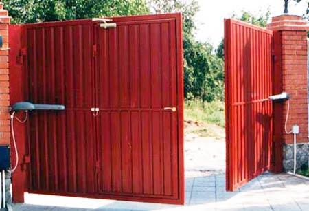 Распашные ворота со встроенной калиткой Распашные ворота со встроенной калиткой