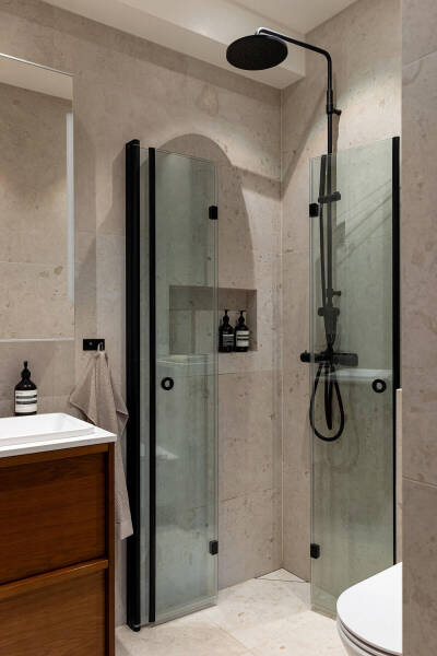 Серый потолок и библиотека: элегантная квартира с изюминкой в Стокгольме (69 кв. м) Серый потолок и библиотека: элегантная квартира с изюминкой в Стокгольме (69 кв. м)