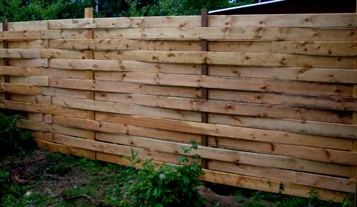 Как сделать плетеный забор из досок Как сделать плетеный забор из досок