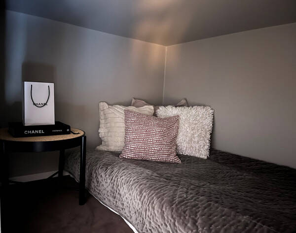 Маленькая квартира в бежевых тонах с элегантными интерьерами (33 кв. м) Маленькая квартира в бежевых тонах с элегантными интерьерами (33 кв. м)