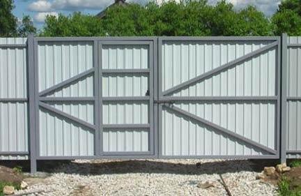 Распашные ворота со встроенной калиткой Распашные ворота со встроенной калиткой