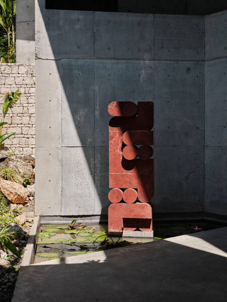 Бруталистский дом известного музыканта в джунглях Ямайки Бруталистский дом известного музыканта в джунглях Ямайки