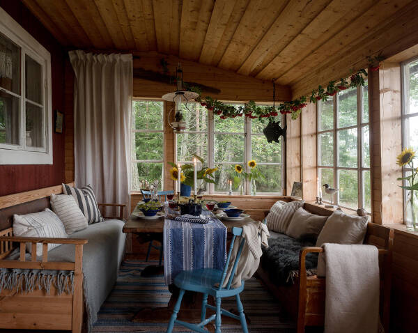 Маленькая шведская дача у озера с душевными интерьерами Маленькая шведская дача у озера с душевными интерьерами