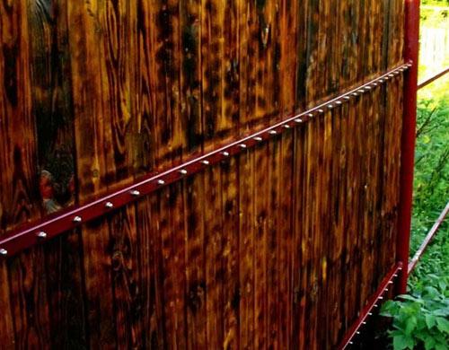 Чем лучше покрасить деревянный забор