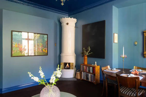 Интерьер не для всех: синяя квартира с красными дверями в Стокгольме (67 кв. м) Интерьер не для всех: синяя квартира с красными дверями в Стокгольме (67 кв. м)