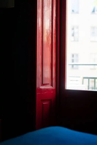 Интерьер не для всех: синяя квартира с красными дверями в Стокгольме (67 кв. м) Интерьер не для всех: синяя квартира с красными дверями в Стокгольме (67 кв. м)