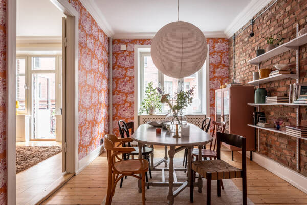Песочные тона, кирпичная стена и обои: квартира в Гетеборге (91 кв. м) Песочные тона, кирпичная стена и обои: квартира в Гетеборге (91 кв. м)