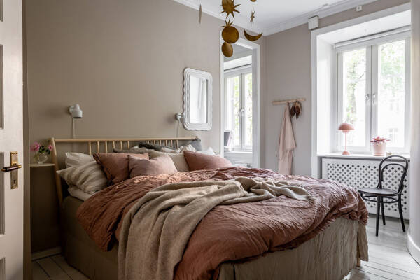 Песочные тона, кирпичная стена и обои: квартира в Гетеборге (91 кв. м) Песочные тона, кирпичная стена и обои: квартира в Гетеборге (91 кв. м)