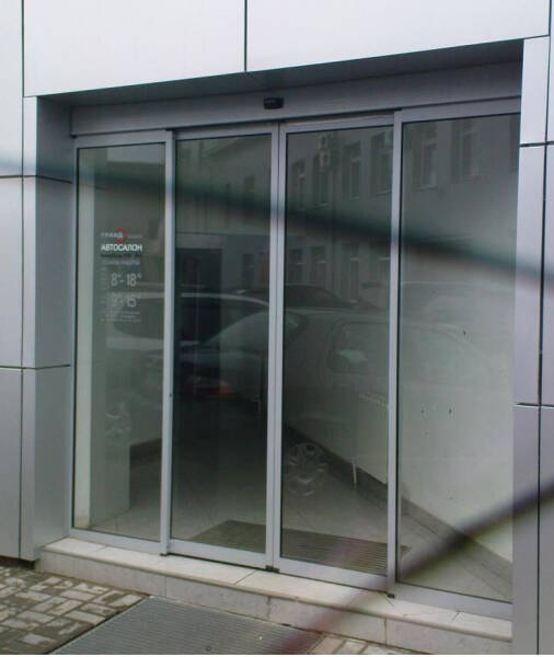 Преимущества использования входных дверей со стеклом Преимущества использования входных дверей со стеклом