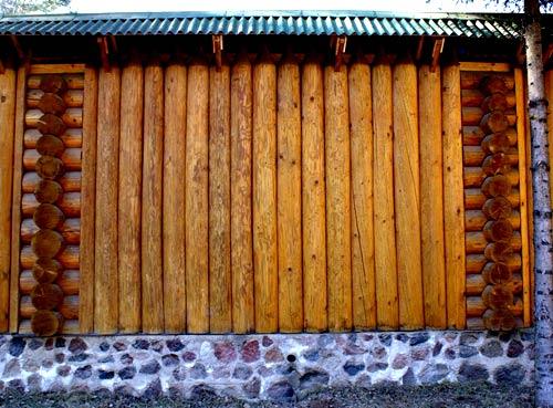 Строительство деревянных заборов из бруса