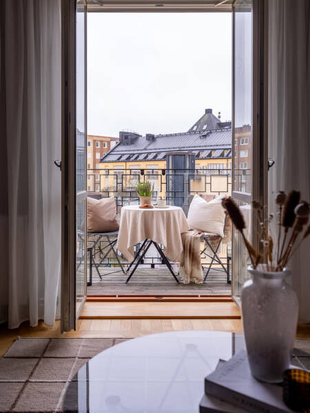 Стильная маленькая квартира с кожаным диваном и кроватью в шкафу (38 кв. м) Стильная маленькая квартира с кожаным диваном и кроватью в шкафу (38 кв. м)