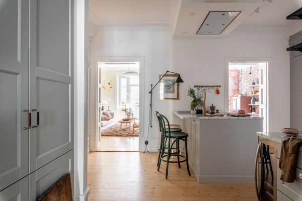 Песочные тона, кирпичная стена и обои: квартира в Гетеборге (91 кв. м) Песочные тона, кирпичная стена и обои: квартира в Гетеборге (91 кв. м)