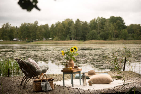 Маленькая шведская дача у озера с душевными интерьерами Маленькая шведская дача у озера с душевными интерьерами