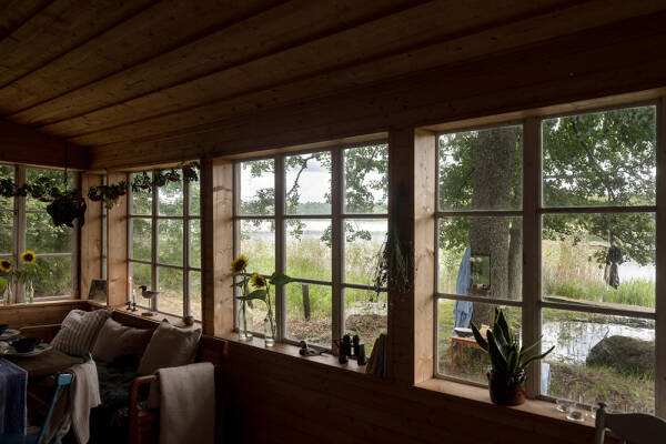 Маленькая шведская дача у озера с душевными интерьерами Маленькая шведская дача у озера с душевными интерьерами