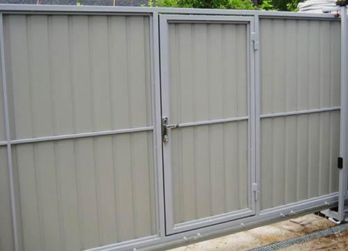 Распашные ворота со встроенной калиткой Распашные ворота со встроенной калиткой