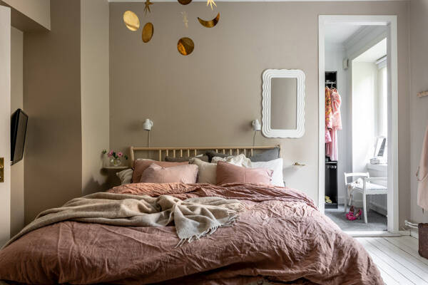 Песочные тона, кирпичная стена и обои: квартира в Гетеборге (91 кв. м) Песочные тона, кирпичная стена и обои: квартира в Гетеборге (91 кв. м)