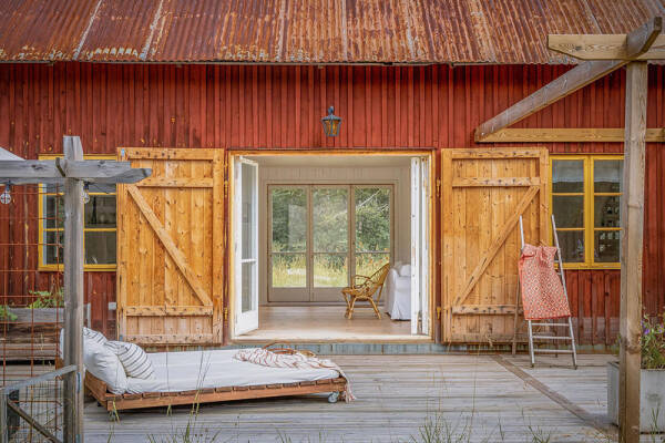 Тёплый и уютный скандинавский интерьер в старом амбаре в Швеции Тёплый и уютный скандинавский интерьер в старом амбаре в Швеции