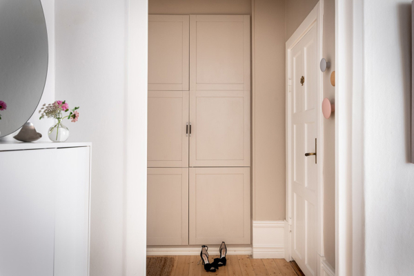 Песочные тона, кирпичная стена и обои: квартира в Гетеборге (91 кв. м) Песочные тона, кирпичная стена и обои: квартира в Гетеборге (91 кв. м)