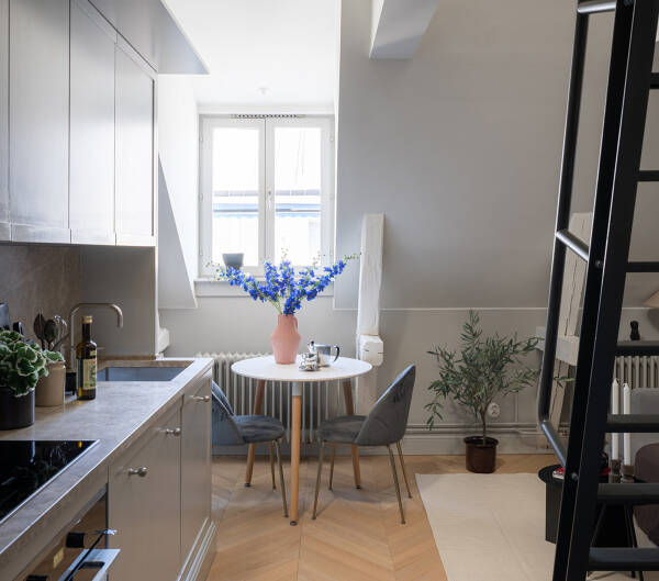 Компактная двухуровневая мансарда в центре Стокгольма (34 кв. м) Компактная двухуровневая мансарда в центре Стокгольма (34 кв. м)