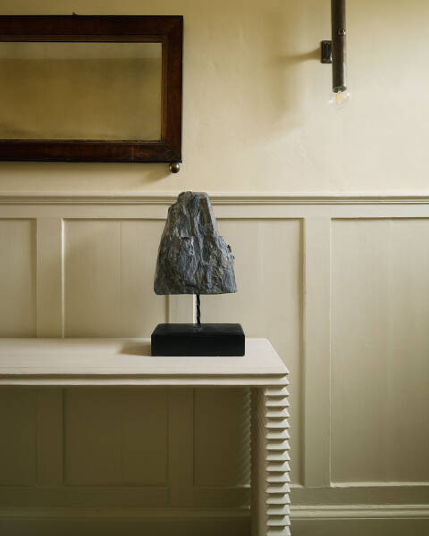 Старинный английский коттедж 18 века с предметами искусства в декоре Старинный английский коттедж 18 века с предметами искусства в декоре