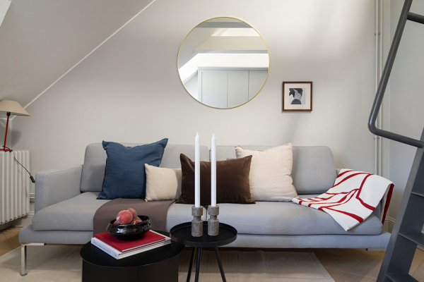 Компактная двухуровневая мансарда в центре Стокгольма (34 кв. м) Компактная двухуровневая мансарда в центре Стокгольма (34 кв. м)