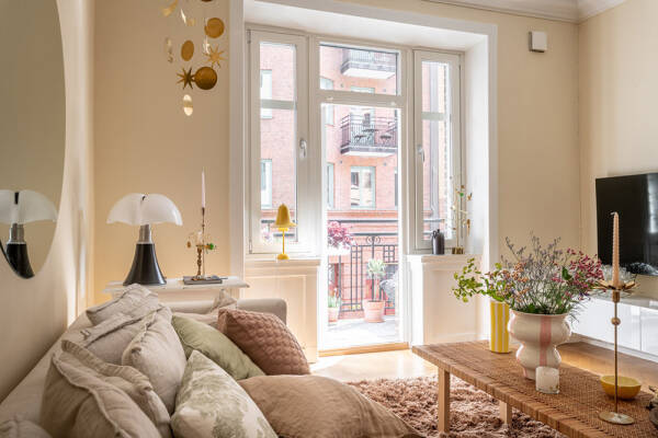 Песочные тона, кирпичная стена и обои: квартира в Гетеборге (91 кв. м) Песочные тона, кирпичная стена и обои: квартира в Гетеборге (91 кв. м)