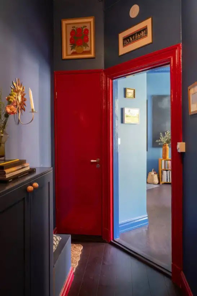 Интерьер не для всех: синяя квартира с красными дверями в Стокгольме (67 кв. м) Интерьер не для всех: синяя квартира с красными дверями в Стокгольме (67 кв. м)