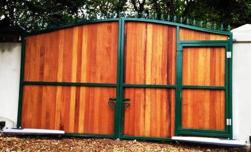 Распашные ворота со встроенной калиткой Распашные ворота со встроенной калиткой