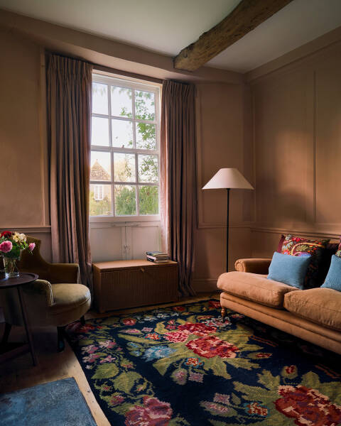 Старинный английский коттедж 18 века с предметами искусства в декоре Старинный английский коттедж 18 века с предметами искусства в декоре