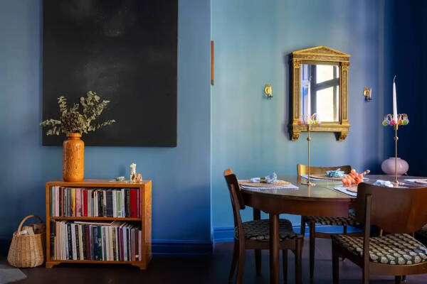 Интерьер не для всех: синяя квартира с красными дверями в Стокгольме (67 кв. м) Интерьер не для всех: синяя квартира с красными дверями в Стокгольме (67 кв. м)