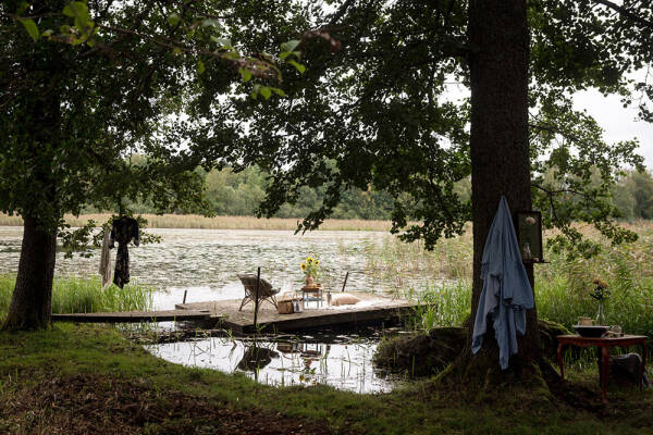 Маленькая шведская дача у озера с душевными интерьерами Маленькая шведская дача у озера с душевными интерьерами