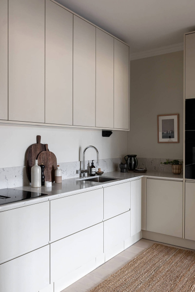 Серый потолок и библиотека: элегантная квартира с изюминкой в Стокгольме (69 кв. м) Серый потолок и библиотека: элегантная квартира с изюминкой в Стокгольме (69 кв. м)