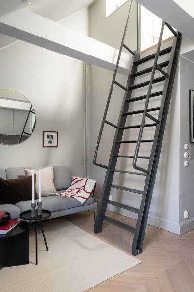 Компактная двухуровневая мансарда в центре Стокгольма (34 кв. м) Компактная двухуровневая мансарда в центре Стокгольма (34 кв. м)