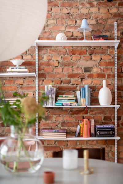 Песочные тона, кирпичная стена и обои: квартира в Гетеборге (91 кв. м) Песочные тона, кирпичная стена и обои: квартира в Гетеборге (91 кв. м)