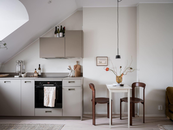 Чудеса компактности: крошечная мансардная квартира студента в Швеции (21 кв. м) Чудеса компактности: крошечная мансардная квартира студента в Швеции (21 кв. м)