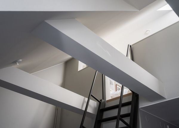 Компактная двухуровневая мансарда в центре Стокгольма (34 кв. м) Компактная двухуровневая мансарда в центре Стокгольма (34 кв. м)