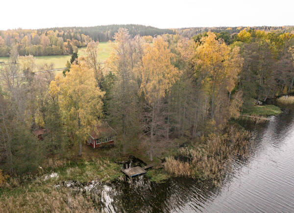 Маленькая шведская дача у озера с душевными интерьерами Маленькая шведская дача у озера с душевными интерьерами
