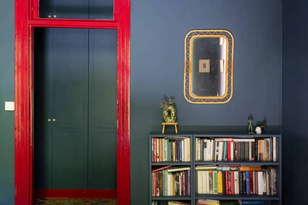 Интерьер не для всех: синяя квартира с красными дверями в Стокгольме (67 кв. м) Интерьер не для всех: синяя квартира с красными дверями в Стокгольме (67 кв. м)