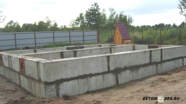 Установка фундамента из блоков ФБС Установка фундамента из блоков ФБС