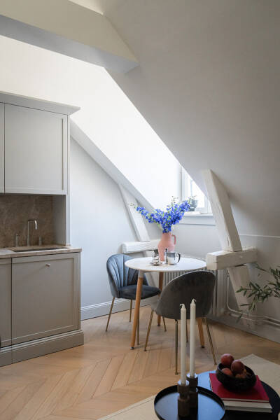 Компактная двухуровневая мансарда в центре Стокгольма (34 кв. м) Компактная двухуровневая мансарда в центре Стокгольма (34 кв. м)
