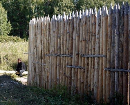 Установка забора из березовых карандашей Установка забора из березовых карандашей