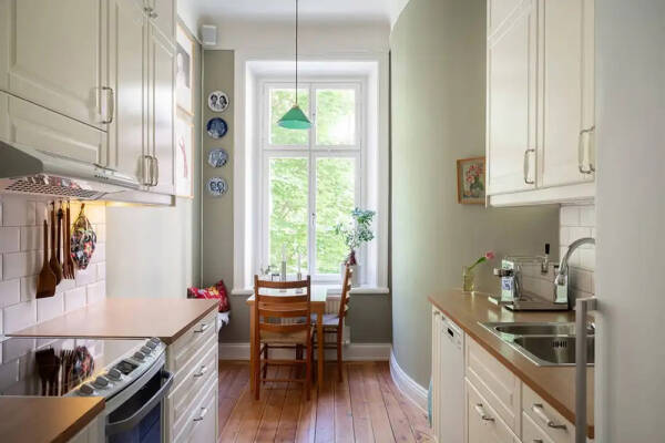 Интерьер не для всех: синяя квартира с красными дверями в Стокгольме (67 кв. м) Интерьер не для всех: синяя квартира с красными дверями в Стокгольме (67 кв. м)