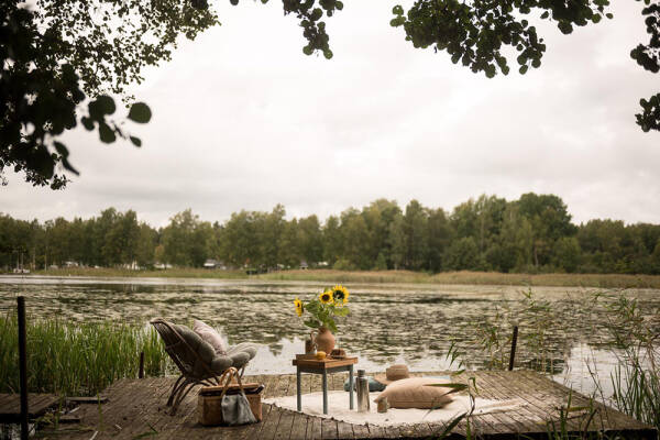 Маленькая шведская дача у озера с душевными интерьерами Маленькая шведская дача у озера с душевными интерьерами
